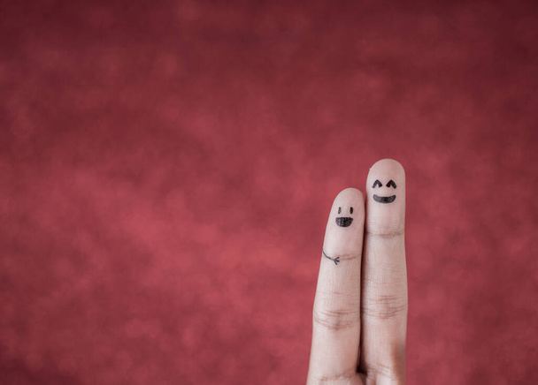 Finger mit Emotionen auf rotem Hintergrund - Foto, Bild