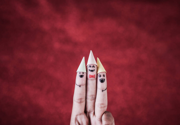 Δάχτυλο με συναίσθημα στο κόκκινο φόντο - Φωτογραφία, εικόνα
