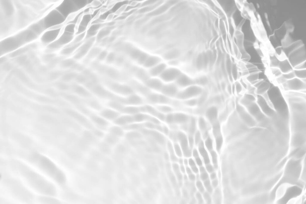 Szekrény deaturált átlátszó, tiszta, nyugodt vízfelület textúra fröccsenések és buborékok. Trendi elvont természet háttér. Fehér-szürke vízhullámok napfényben. - Fotó, kép