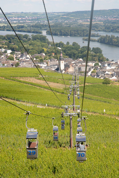 malownicza kolejka linowa nad winnicami Ruedesheim, Niemcy - Zdjęcie, obraz