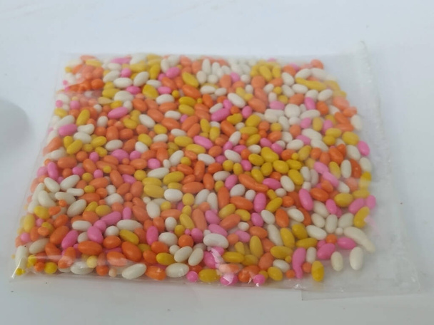 Κοντινό πλάνο του πλαστικού πακέτου των σπόρων μάραθου με επικάλυψη ζάχαρης για το στόμα - Φωτογραφία, εικόνα