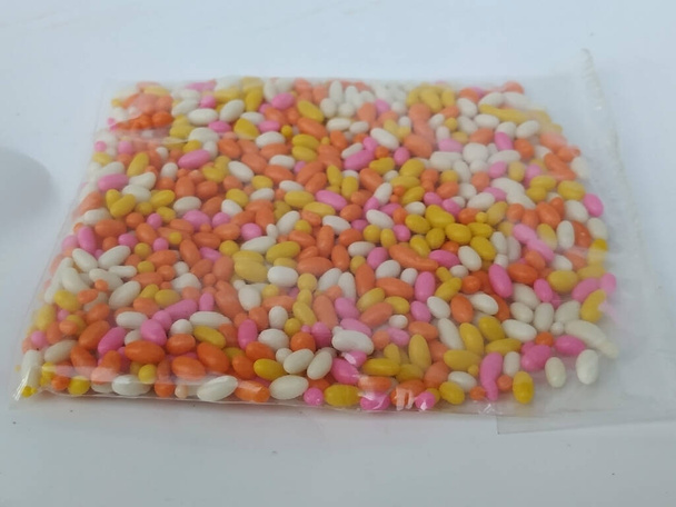 крупним планом пластикова упаковка для ротової порожнини Освіжувач цукру з покриттям насіння фенхелю
 - Фото, зображення
