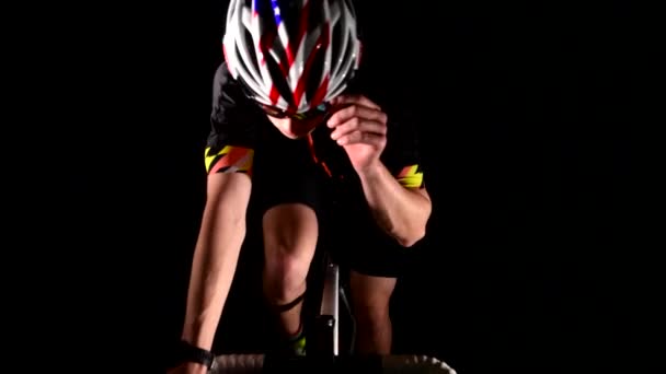 Profi-Triathlet Radfahren Rennrad, Treten, Sportkonzept, studio black - Filmmaterial, Video