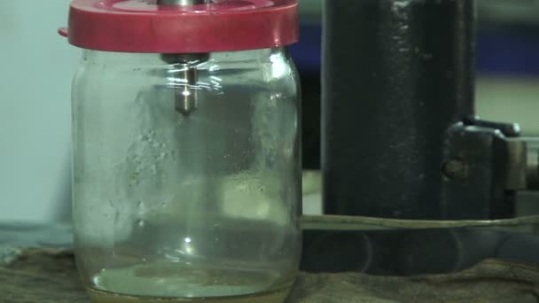 atomizing nozzle wordt gecontroleerd in een fabriek. atomizing mondstuk. - Video