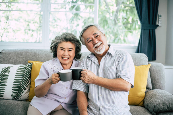 Ηλικιωμένο ζευγάρι Μιλώντας μαζί και πίνοντας καφέ ή γάλα - Φωτογραφία, εικόνα