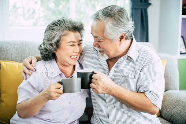 Ηλικιωμένο ζευγάρι Μιλώντας μαζί και πίνοντας καφέ ή γάλα - Φωτογραφία, εικόνα