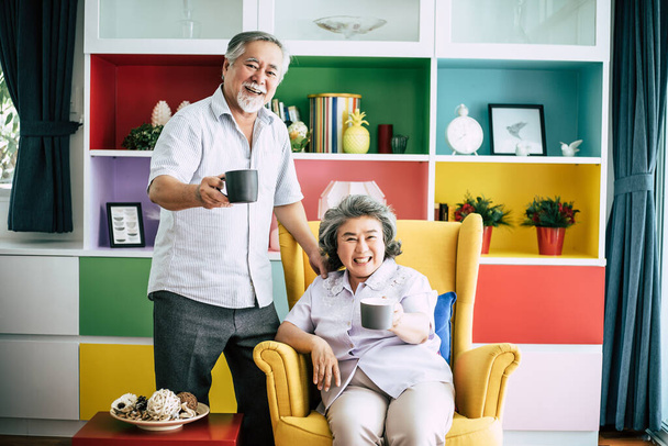 Ältere Paare reden zusammen und trinken Kaffee oder Milch - Foto, Bild