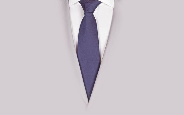 Mężczyzna w szarym garniturze z niebieskim krawatem, zbliżenie - Zdjęcie, obraz