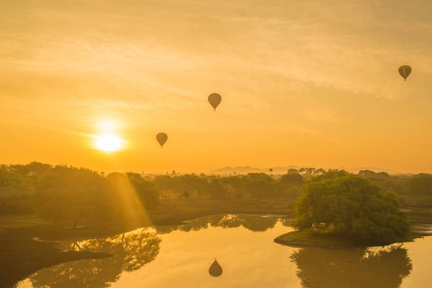 Myanmar. Bagan. A beautiful view of Balloons in city sunrise. - Foto, imagen