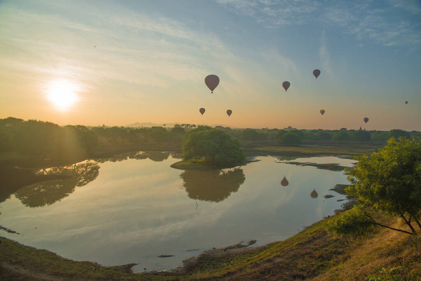 Myanmar. Bagan. Ein schöner Blick auf Luftballons im Sonnenaufgang der Stadt. - Foto, Bild