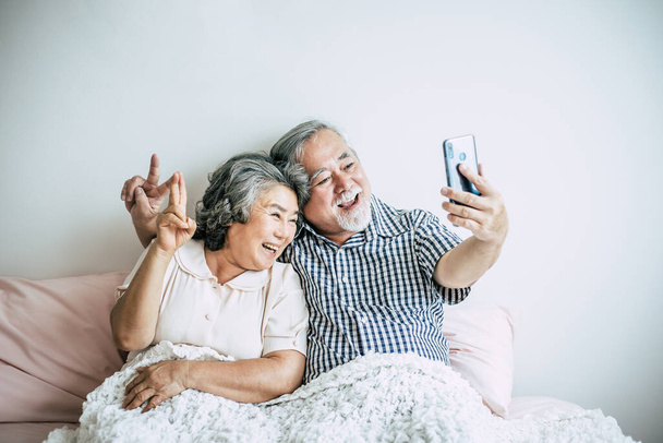 Couple âgé utilisant un smartphone - Photo, image