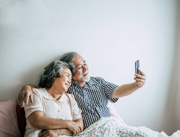 Älteres Paar nutzt Smartphone - Foto, Bild