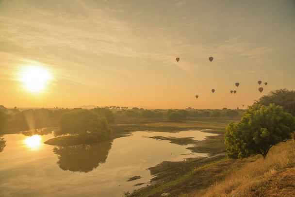 Myanmar. Bagan. Ein schöner Blick auf Luftballons im Sonnenaufgang der Stadt. - Foto, Bild
