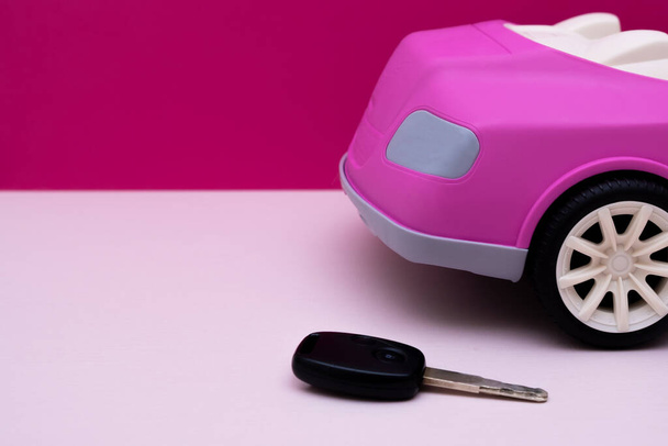 車のキーとピンクの車のモックアップ。車の販売、レンタカーの概念. - 写真・画像