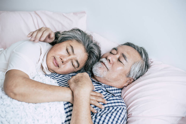 Oudere paar liggend in bed samen - Foto, afbeelding