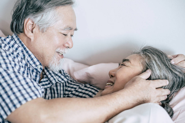 Senior couple lying in bed together - 写真・画像