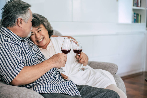 Onnellinen Vanhempi nainen ja hänen miehensä juo viiniä ja onnea - Valokuva, kuva