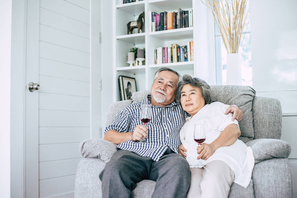 Onnellinen Vanhempi nainen ja hänen miehensä juo viiniä ja onnea - Valokuva, kuva
