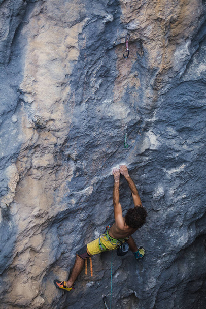 Vahva mies kiipeää kalliolle, Vahvat selkälihakset, Kalliokiipeily Turkissa, Harjoittelu kestävyyttä ja voimaa, Mies extreme-urheilussa, Kalliokiipeilijä treenaa luonnossa. - Valokuva, kuva