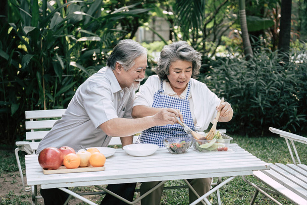 Ηλικιωμένα ζευγάρια Μαγειρεύουν υγιεινά τρόφιμα μαζί - Φωτογραφία, εικόνα