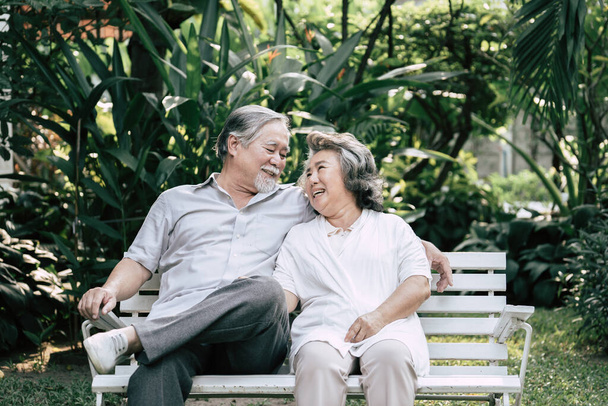 Casais idosos conversando juntos
  - Foto, Imagem
