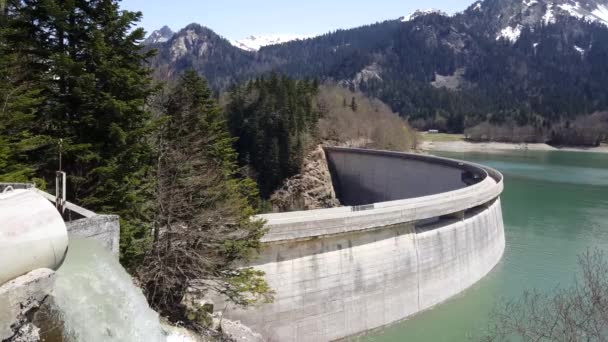 Mur de barrage autour du lac de Bious-Artigues en France - Séquence, vidéo