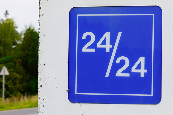 24 / 24 sinal logotipo azul para loja aberta 24 horas por dia
 - Foto, Imagem
