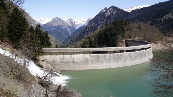 Mur de barrage autour du lac de Bious-Artigues en France - Séquence, vidéo