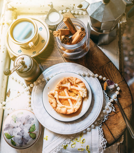 Morning coffee with biscuits. Romantic vintage morning style life - Valokuva, kuva