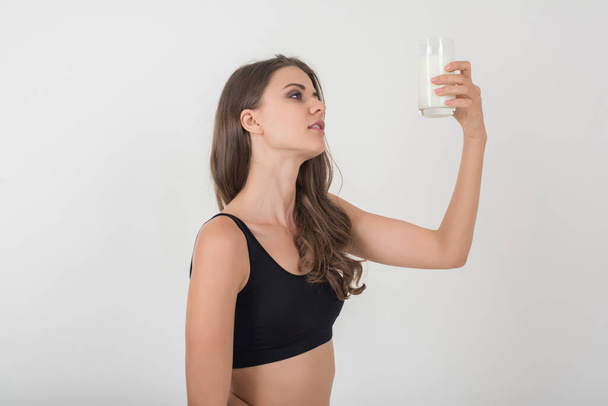 Mulher bonita com leite de vidro
 - Foto, Imagem