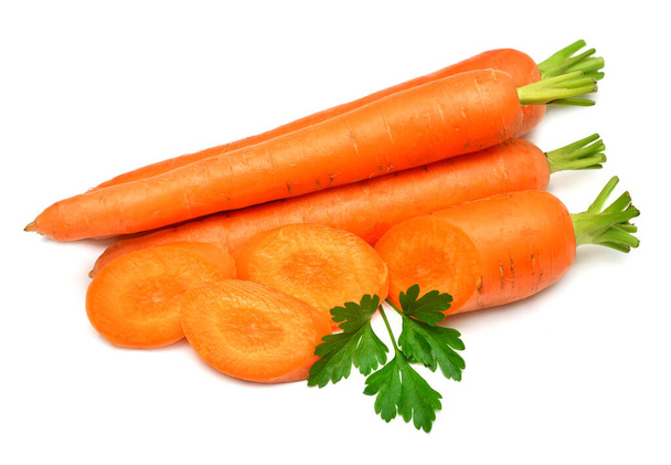 Zanahoria entera y rebanada con perejil aislado sobre fondo blanco. Concepto creativo de comida saludable. Naturaleza, jugo. Vista superior, plano - Foto, imagen