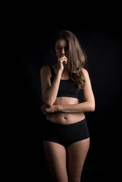 Krásná žena se zdravým tělem na černém pozadí - Fotografie, Obrázek