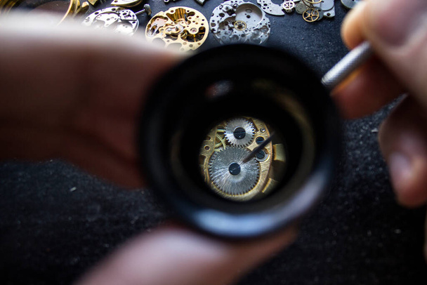 Mecánica de reparación de relojes, taller del relojero - Foto, imagen