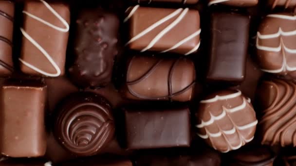 doos met chocolade snoepjes close-up uitzicht - Video