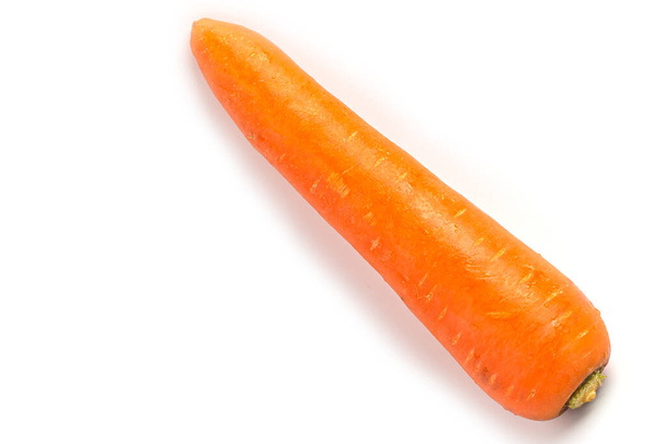 Zanahoria fresca madura aislada sobre fondo blanco - Foto, imagen