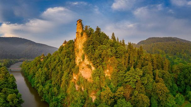 Castello di Orava su un'enorme scogliera sopra la valle del fiume - Foto, immagini