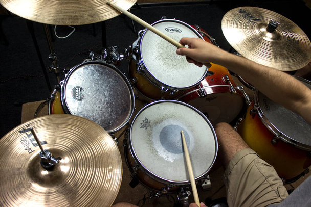 Guy plays the drums, close up - Foto, Bild