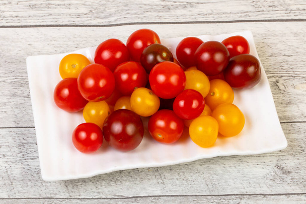 Cherry tomato heap in the bowl - Фото, изображение