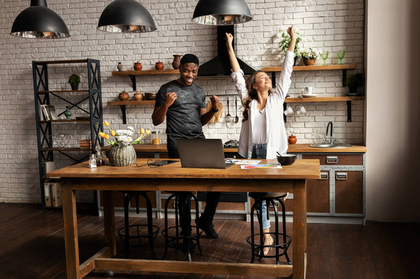 Young successful  couple  on kitchen  - Foto, afbeelding