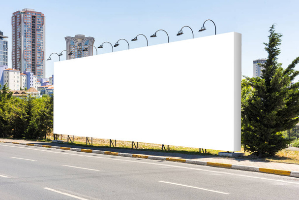 屋外広告のための大きな空白の看板の巨大なボード. - 写真・画像