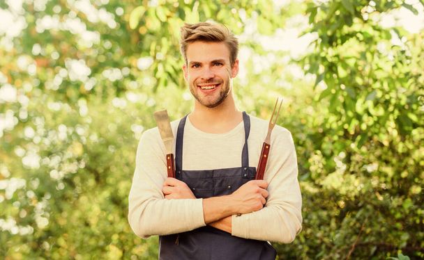 confident chef. Culinary concept. Chef cooking bbq food. Tools for roasting meat outdoors. man barbecue grill. picnic cooking utensils. Outdoor party weekend. Family weekend outing. Summer picnic - Valokuva, kuva