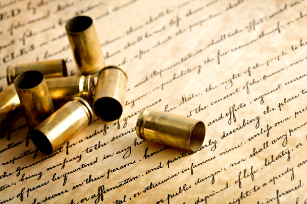 Casquillos de bala en la carta de derechos
 - Foto, imagen