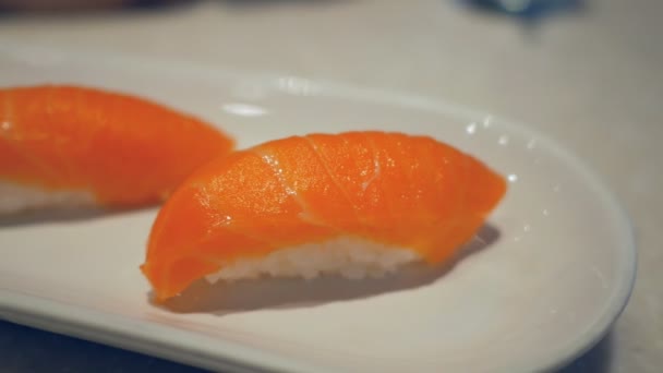 Sushi in un ristorante giapponese - Filmati, video
