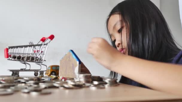 Een meisje dat met munten speelt in de woonkamer - Video