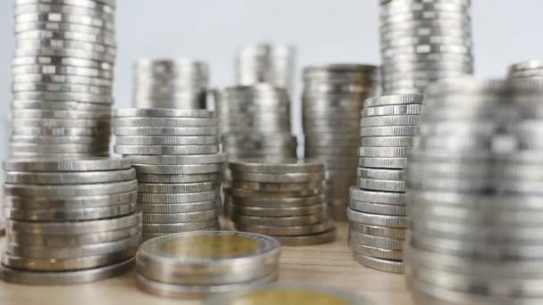 Monedas dispuestas en fila - Metraje, vídeo