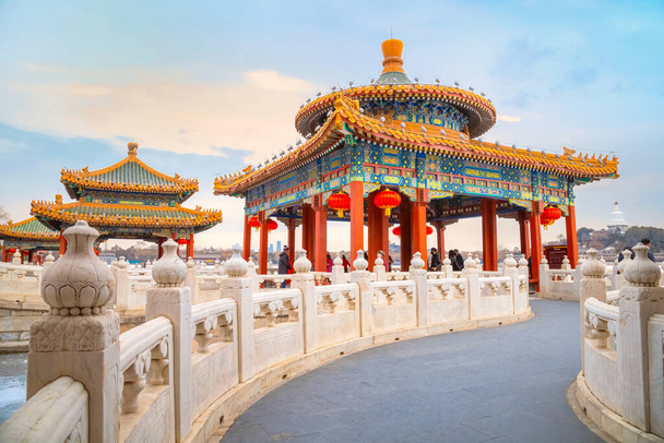 Viisi lohikäärmepaviljonkia Luoteis-Beihain puistossa, rakennettu Ming-dynastian käytetään kalastukseen, katsella ilotulitus, ihailla kuun keisarit ja hänen puolisonsa - Valokuva, kuva