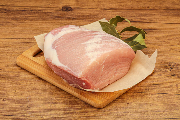 Сырое мясо свинины готово к приготовлению - Фото, изображение