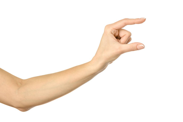 Medición de elementos invisibles. Mano de mujer con gesto de manicura francesa aislada sobre fondo blanco. Parte de la serie - Foto, imagen