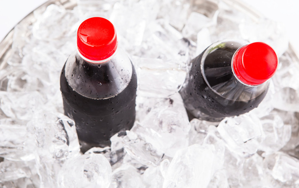 Bebidas de cola con cubitos de hielo
 - Foto, Imagen
