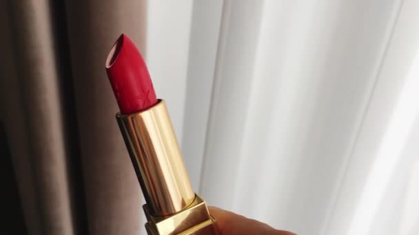Batom vermelho em tubo dourado como produto cosmético de luxo, maquiagem e beleza
 - Filmagem, Vídeo